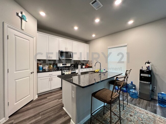 Building Photo - Spacious 2-Story 3/2.5/2 in Fort Worth For...