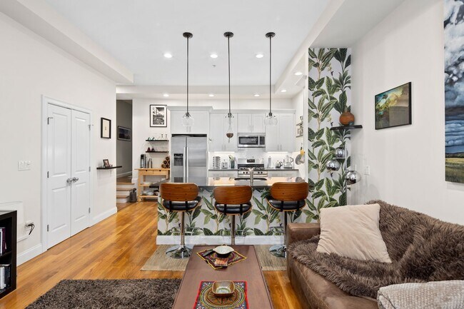 Foto del edificio - New 2BR2BA Condo in Jefferies Point with Backyard