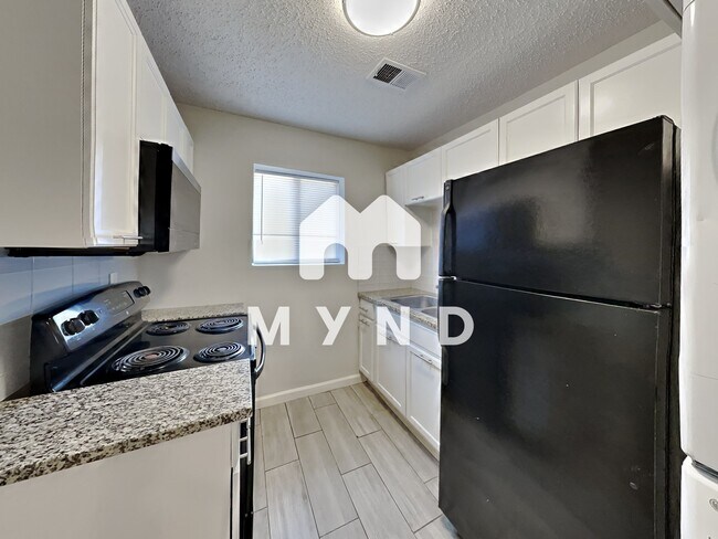 Foto del edificio - 379 Elm St NW Unit G