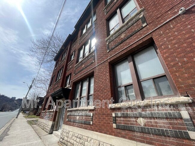 Building Photo - 44 Victoria Ave S