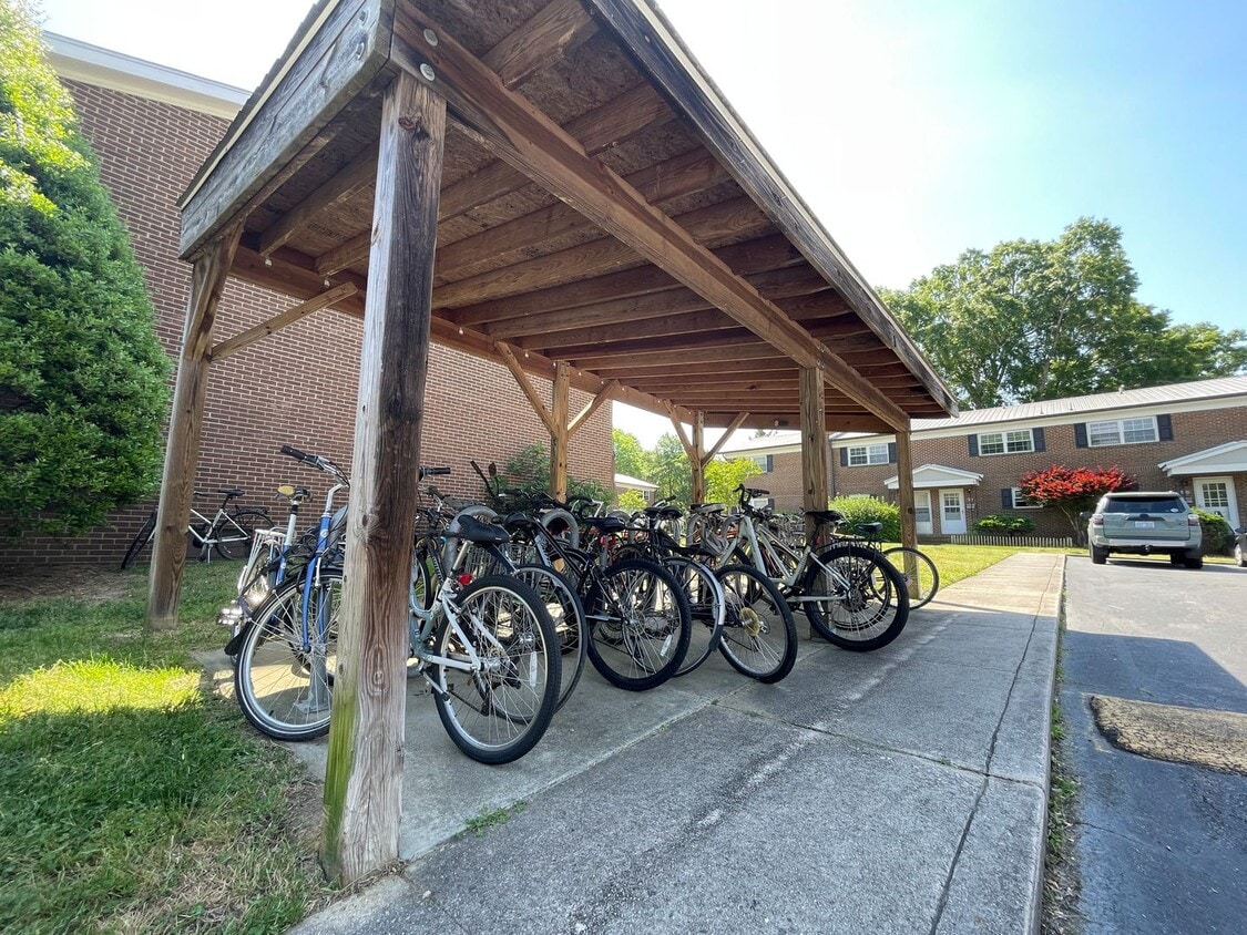 Building Photo - Townhome in the Heart of Carrboro – One Mo...