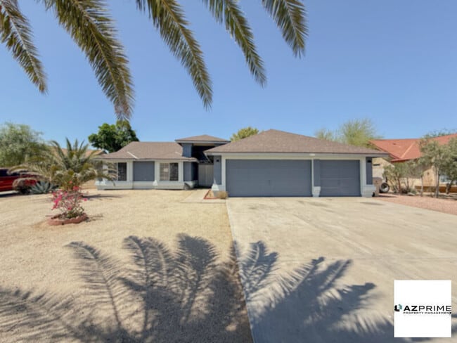 Foto del edificio - Gorgeous 5/3 Glendale Retreat with 3-Car Garage!