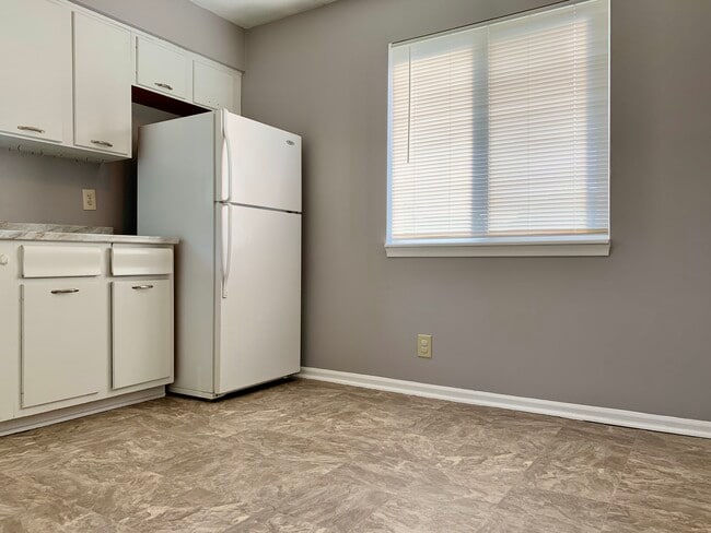 Kitchen - 9325 Ballentine St