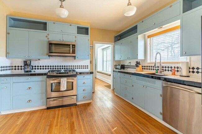 Building Photo - Gorgeous 4bd Victorian Style Home in East ...