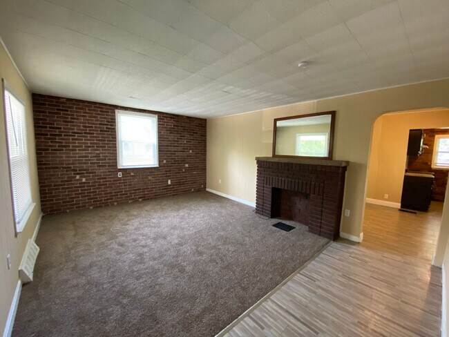 Building Photo - Comfortable 3 Bedroom, 1 Bath Home on West...