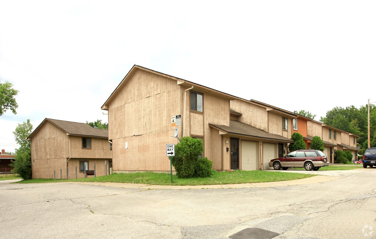 Primary Photo - 4296-4306 E 176th St