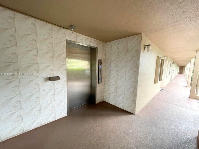 Foto del edificio - 12750 SW 15th St