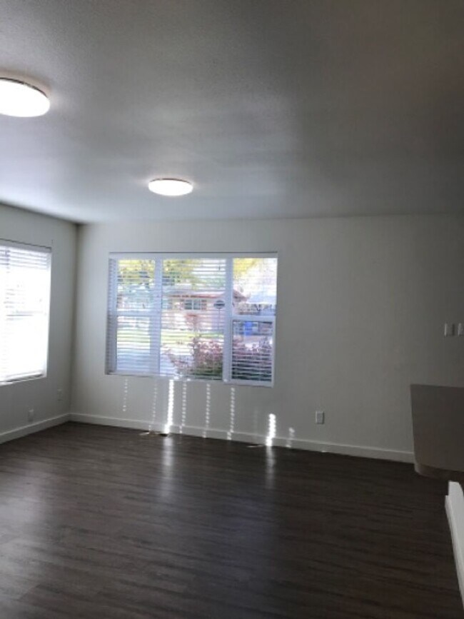 Foto del edificio - 584 Monroe St