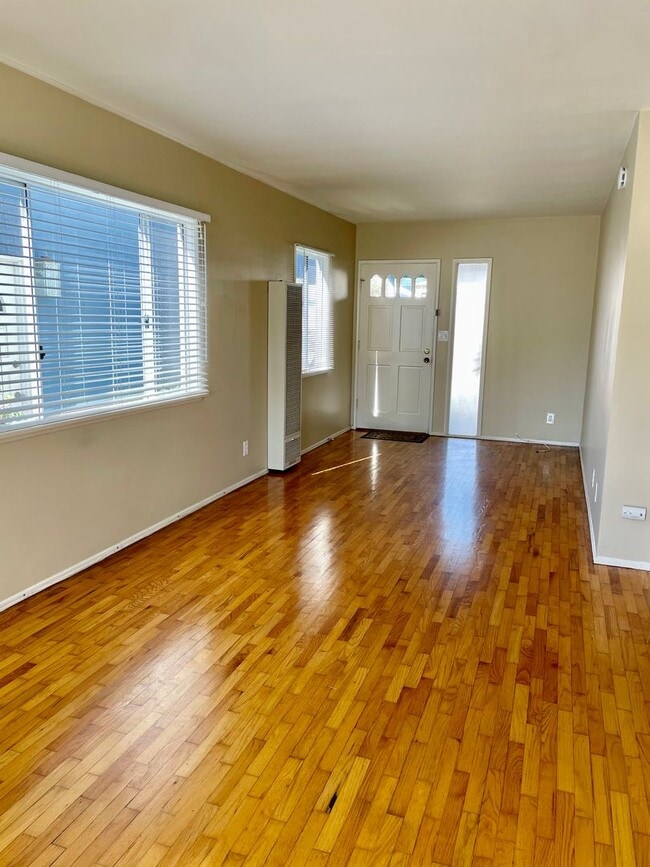 Building Photo - Gorgeous Hermosa Hills home with spacious ...