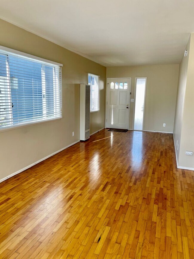 Foto del edificio - Gorgeous Hermosa Hills home with spacious ...