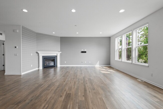 Foto del edificio - 5898 Urbandale Ct N