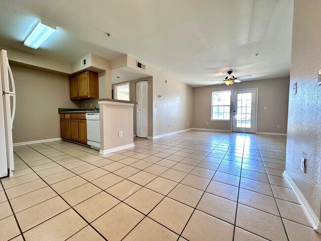 Foto del edificio - Spacious 2B/2B Unfurnished Condo near Beac...