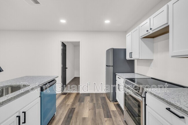 Building Photo - 955 Leroy St