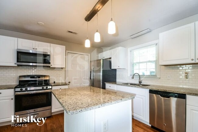 Building Photo - 2080 Bishop Dr