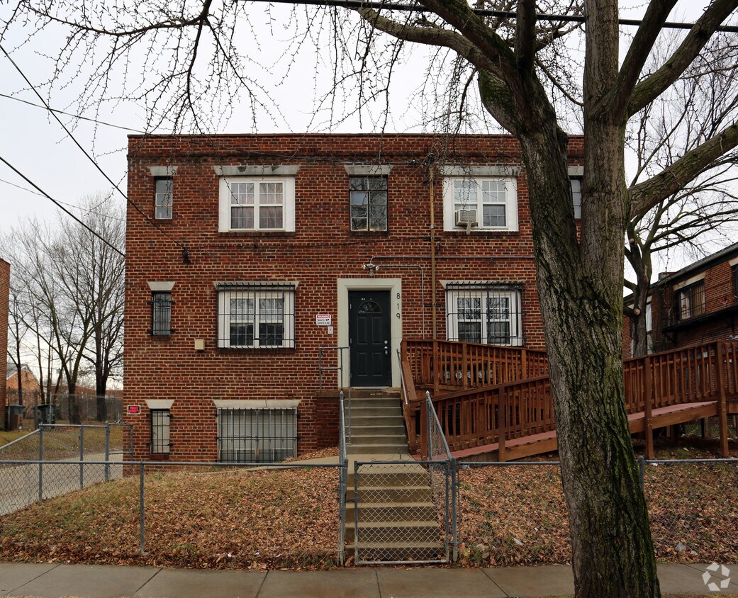 Foto principal - 819 51st St SE