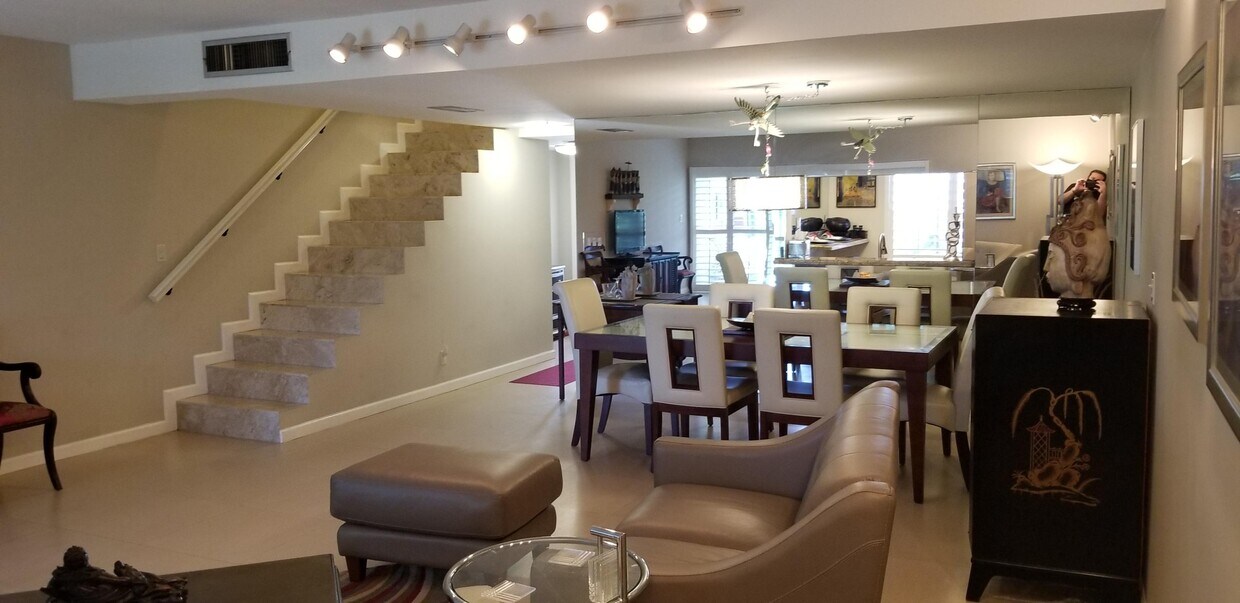 Primary Photo - 3091 N Palm Aire Dr