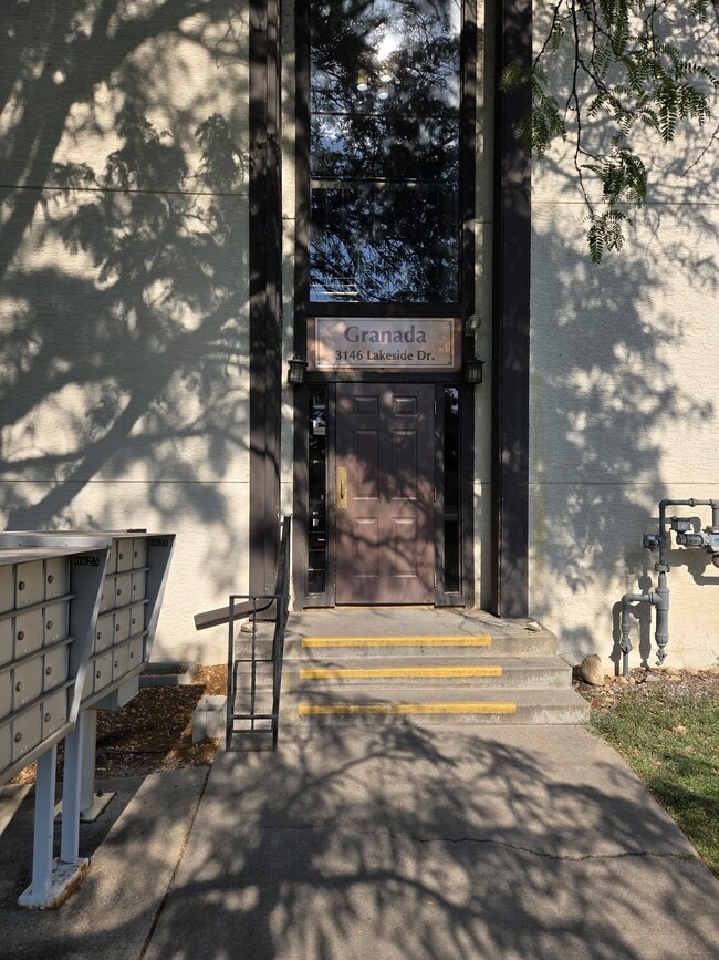 Building Photo - 3146 Lakeside Dr