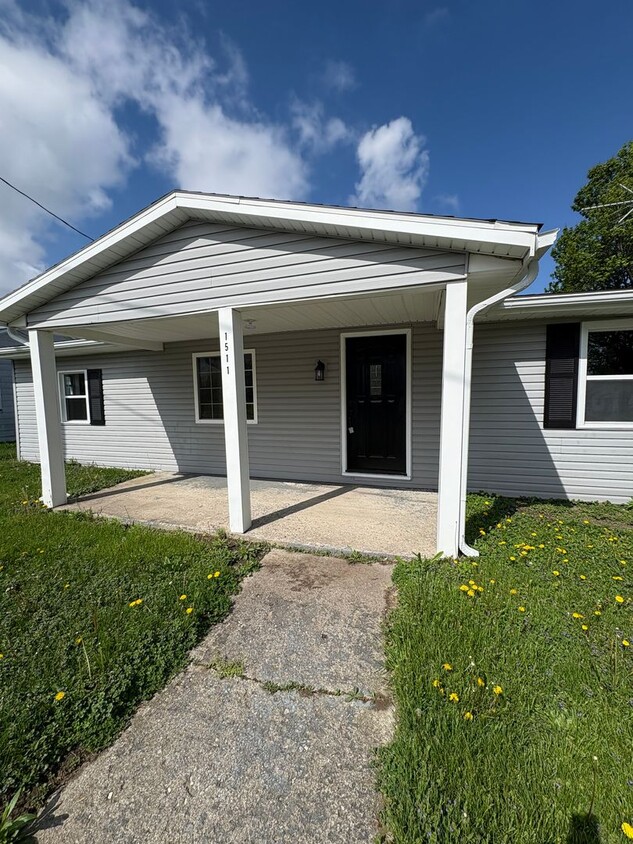 Primary Photo - Newly Remodeled Charming 3bd2br Home!!