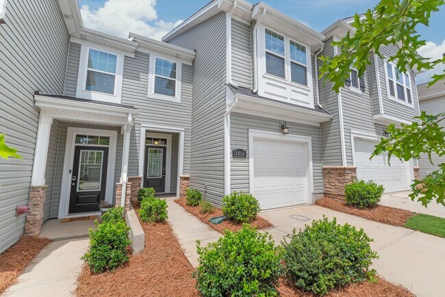Building Photo - Like-New Townhome in Pristine, Move-In Ready Condition