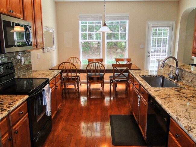 Foto del edificio - Updated 3 Bedroom, 2.5 Bathroom Home w/ 2 Car Garage in SW Durham/Southpoint!  Pets Negotiable