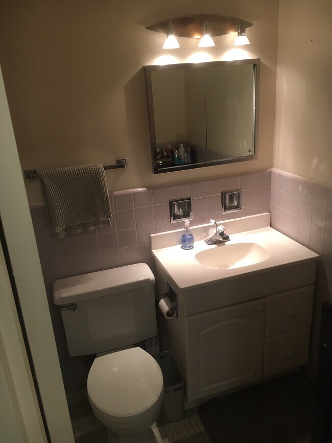 Foto del edificio - 2475 Virginia Ave NW