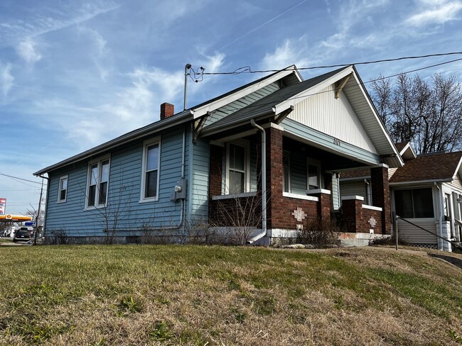 Building Photo - Welcome to this  charming central located ...
