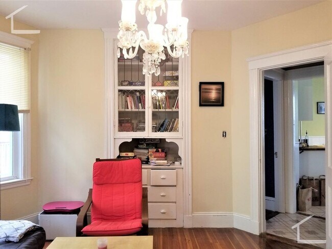 Building Photo - Spacious 3BR Near Coolidge Corner | 1,300 SF | Laundry On-Site | Cats OK | 9/1
