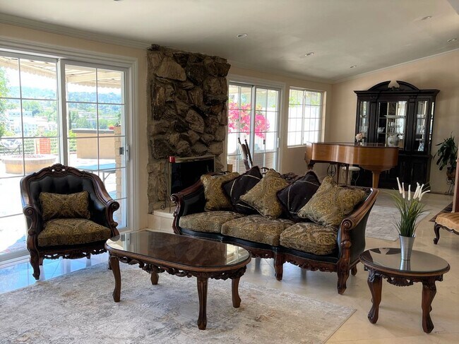 Foto del edificio - Stunning Woodland Hills Home with Sweeping Views