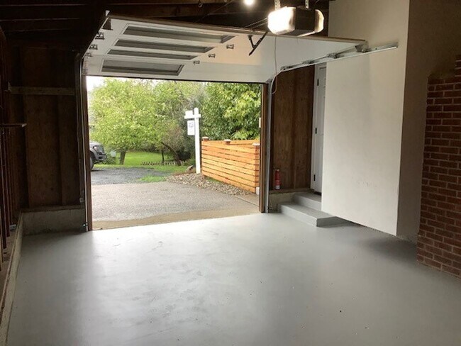 Building Photo - 2077