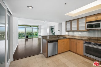 Building Photo - 13700 Marina Pointe Dr
