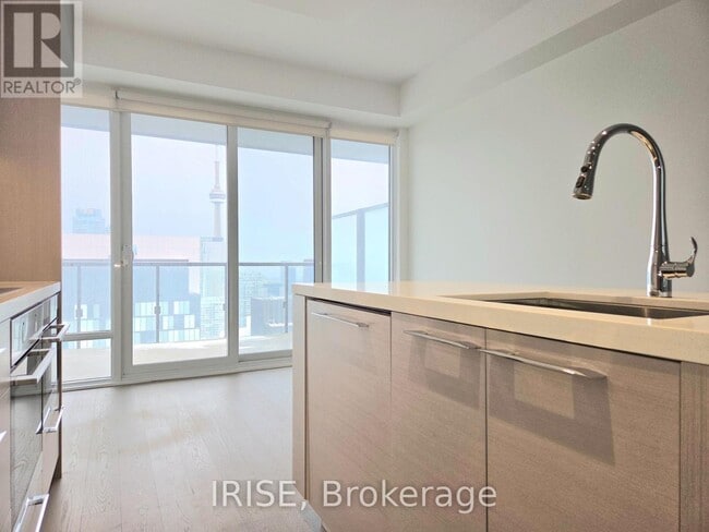 Building Photo - 488 University Ave