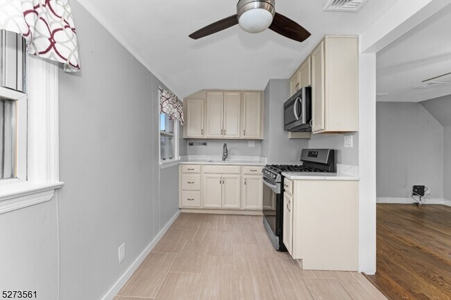 Building Photo - 21 Bond Pl