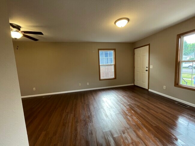 Living Room/Front Door - 314 Vine St