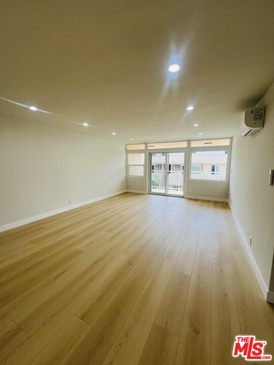 Foto del edificio - 11635 Mayfield Ave