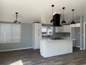 Building Photo - 506 W Gage Ave