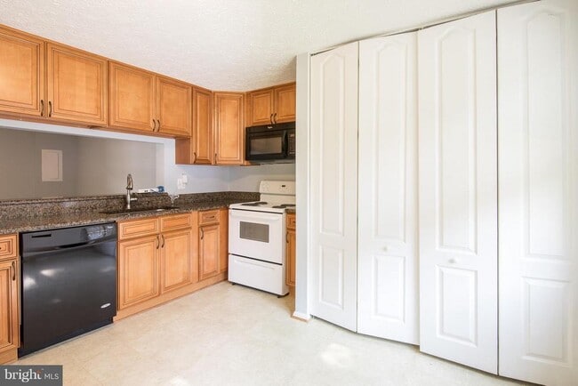 Building Photo - 8334 Windfall Rd