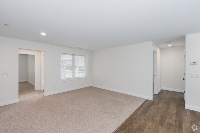 2 habitaciones, 2 baños - 977 pies cuadrados - Sala de estar - Saw Mill Square Apartments