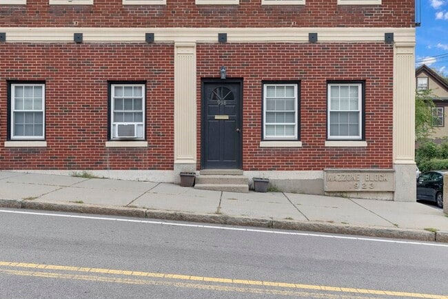 Building Photo - 998 Chestnut St