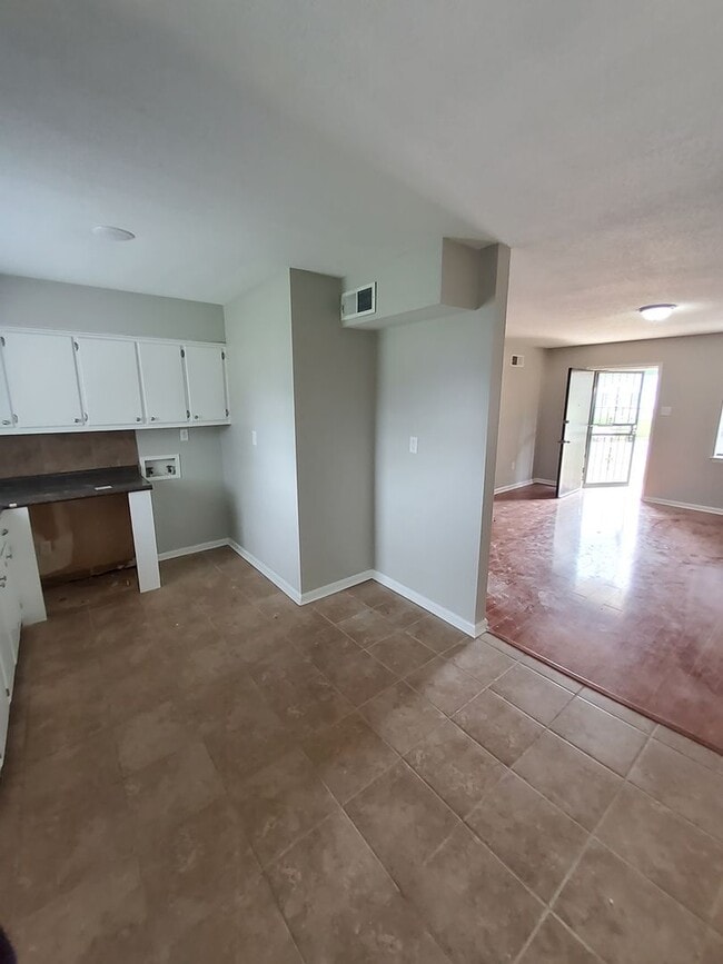 Building Photo - Welcome to this charming 3 bedroom, 1 bath...