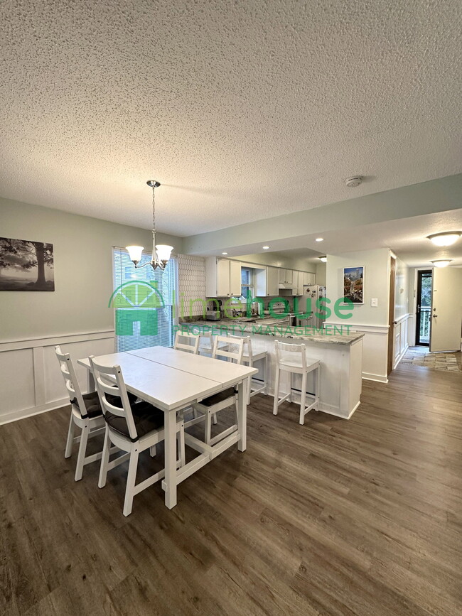 Building Photo - 3200 Lynnhaven Dr