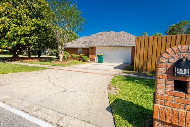 Building Photo - 400 Ridgewood Cir