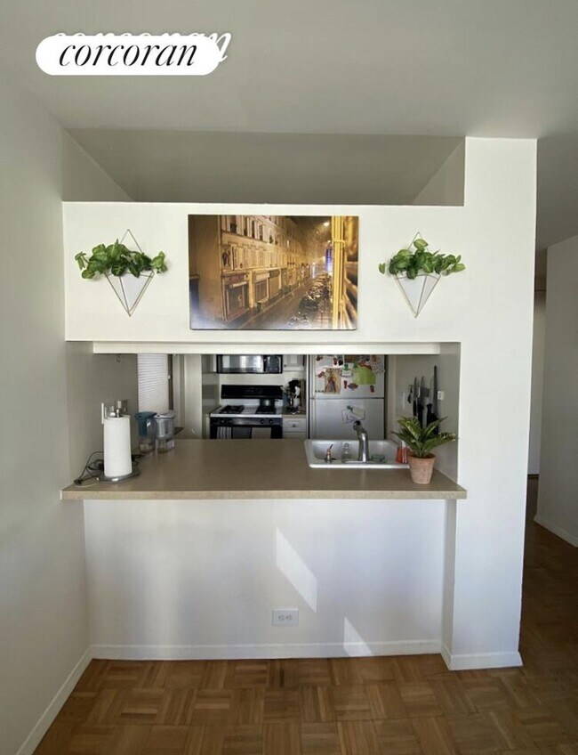 Foto del edificio - 350 W 50th St