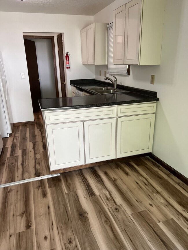Foto del edificio - 4 Bedroom, 1.5 Bathroom Duplex on Blooming...