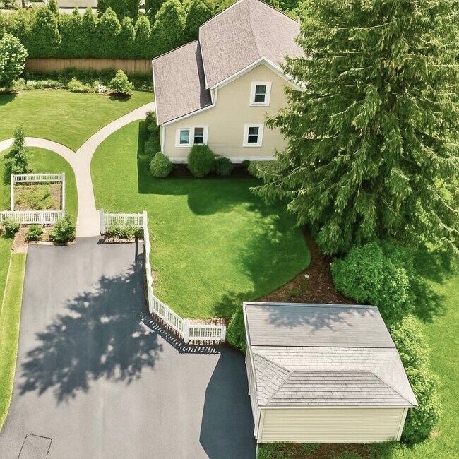 Building Photo - 39 Twitchell St