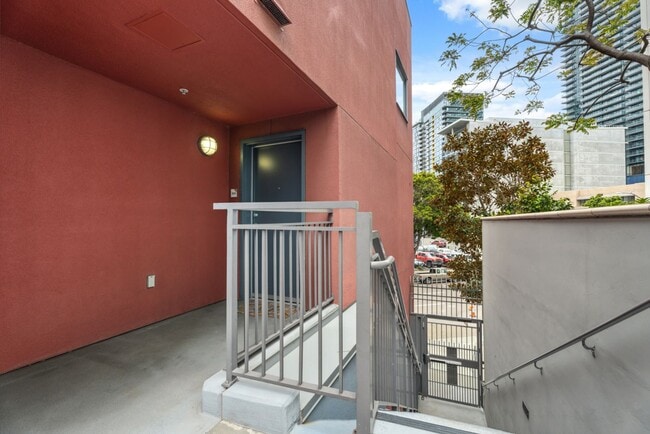 Building Photo - Modern 2-Bedroom Condo with Premium Amenities in Downtown San Diego