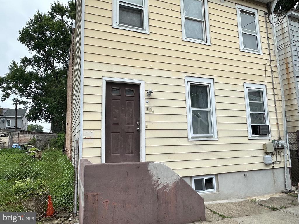 Primary Photo - 104 New Rose St
