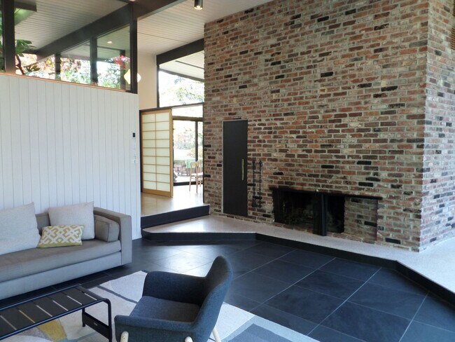 Building Photo - Incredible 3-Bedroom Mid-Century Stunner on Mercer Island! Huge Yard and Central A/C!!
