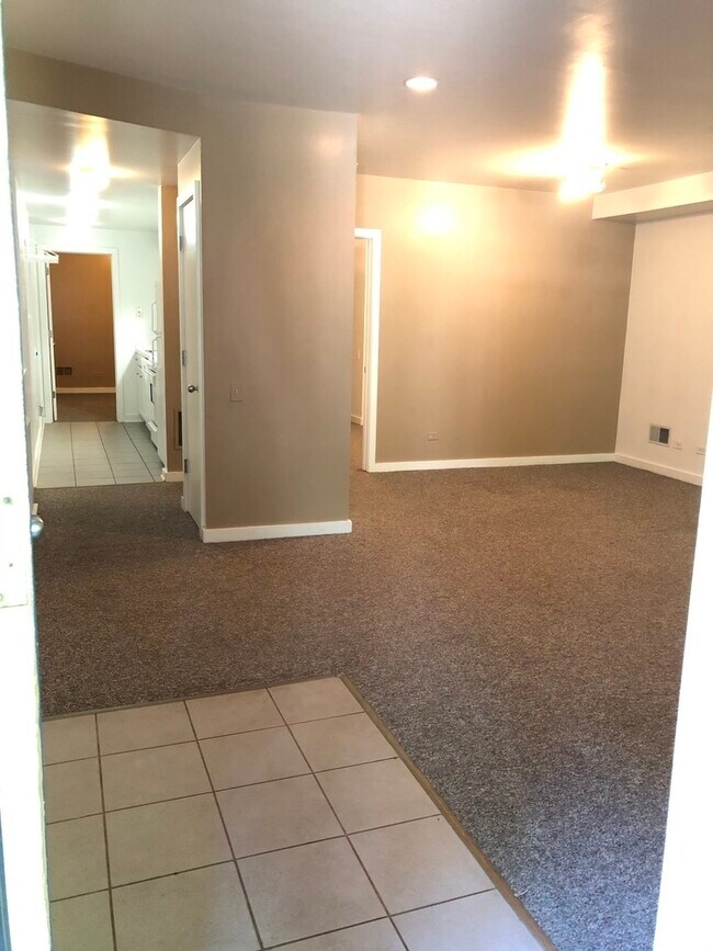 Foto del edificio - 2422 N Burling St