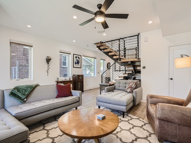 Building Photo - Evolve Real Estate: Gorgeous Rowhome with ...