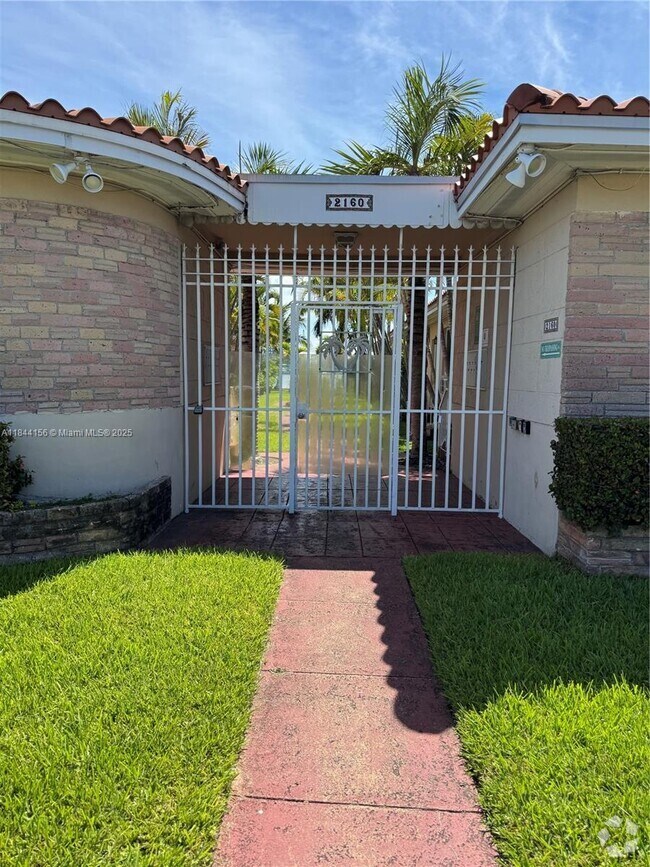 Building Photo - 2160 Bay Dr